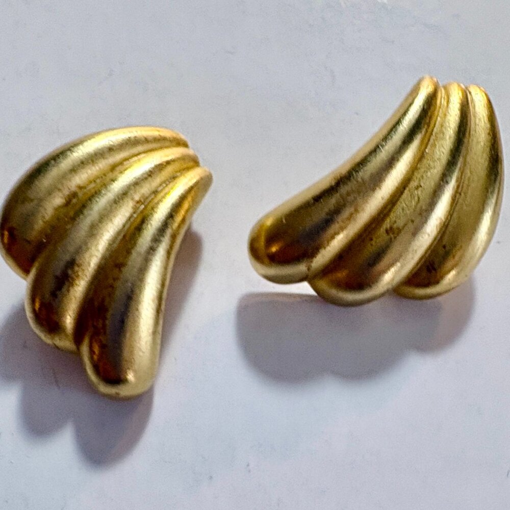 Vintage Big Gold TAT Signed Sculptural Wave Clip Earrings